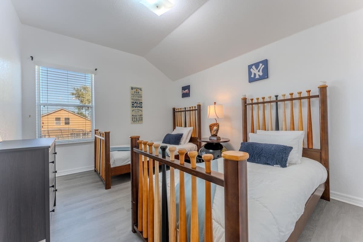 5 bedrooms, iron/ironing board, free WiFi, bed sheets