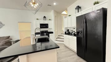 Geladeira, micro-ondas, fogão, cooktop