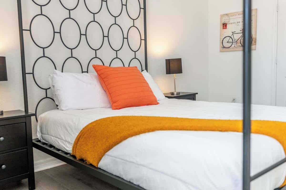 5 bedrooms, iron/ironing board, free WiFi, bed sheets