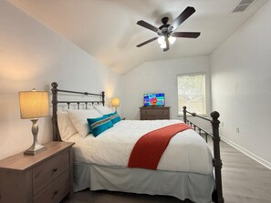 5 quartos, escrivaninha, ferros/tábuas de passar roupa, berço de viagem