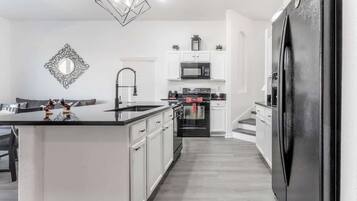 Refrigerador, microondas, horno, placa de cocina