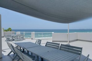 Outdoor dining - 2 Brm Beachfront Retreat ~ Azure Beachfront Bliss (Palm Beach)