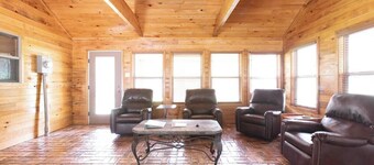 Cozy 2-bedroom cabin in charming Liberty MS with Starlink WIFI