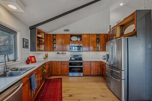 Réfrigérateur, micro-ondes, lave-vaisselle, épices