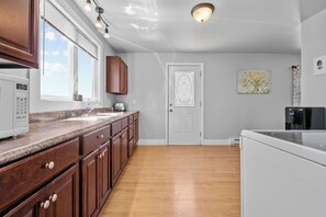 Fridge, microwave, oven, stovetop - 4 Bedroom House near Whale Watching and Mistaken Point Ecological Reserve. (Trepassey)