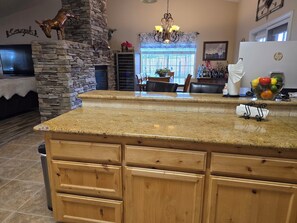 Interior - Spacious 3 Bd / 2 Bath Western Ranch Retreat Minutes from Joshua Tree Nat'l Park (Yucca Valley)