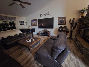 Smart TV, fireplace, computer monitors, printers - Spacious 3 Bd / 2 Bath Western Ranch Retreat Minutes from Joshua Tree Nat'l Park (Yucca Valley)