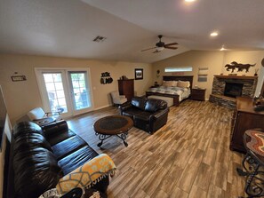 3 bedrooms, desk, iron/ironing board, travel cot - Spacious 3 Bd / 2 Bath Western Ranch Retreat Minutes from Joshua Tree Nat'l Park (Yucca Valley)