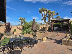 Outdoor dining - Spacious 3 Bd / 2 Bath Western Ranch Retreat Minutes from Joshua Tree Nat'l Park (Yucca Valley)