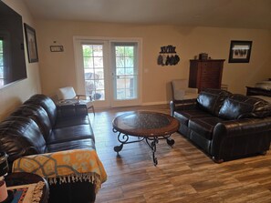 Smart TV, fireplace, computer monitors, printers - Spacious 3 Bd / 2 Bath Western Ranch Retreat Minutes from Joshua Tree Nat'l Park (Yucca Valley)