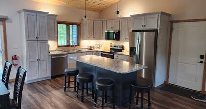 New 4-bdrm house Sand Valley/Lake Arrowhead area. 5 min from world class golf.