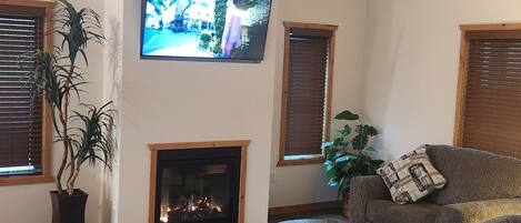 Smart TV, fireplace