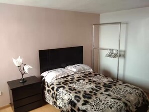 3 chambres, fer et planche Ă repasser, Wi-Fi, draps fournis