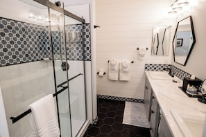 Dusche, Haartrockner, Handtücher