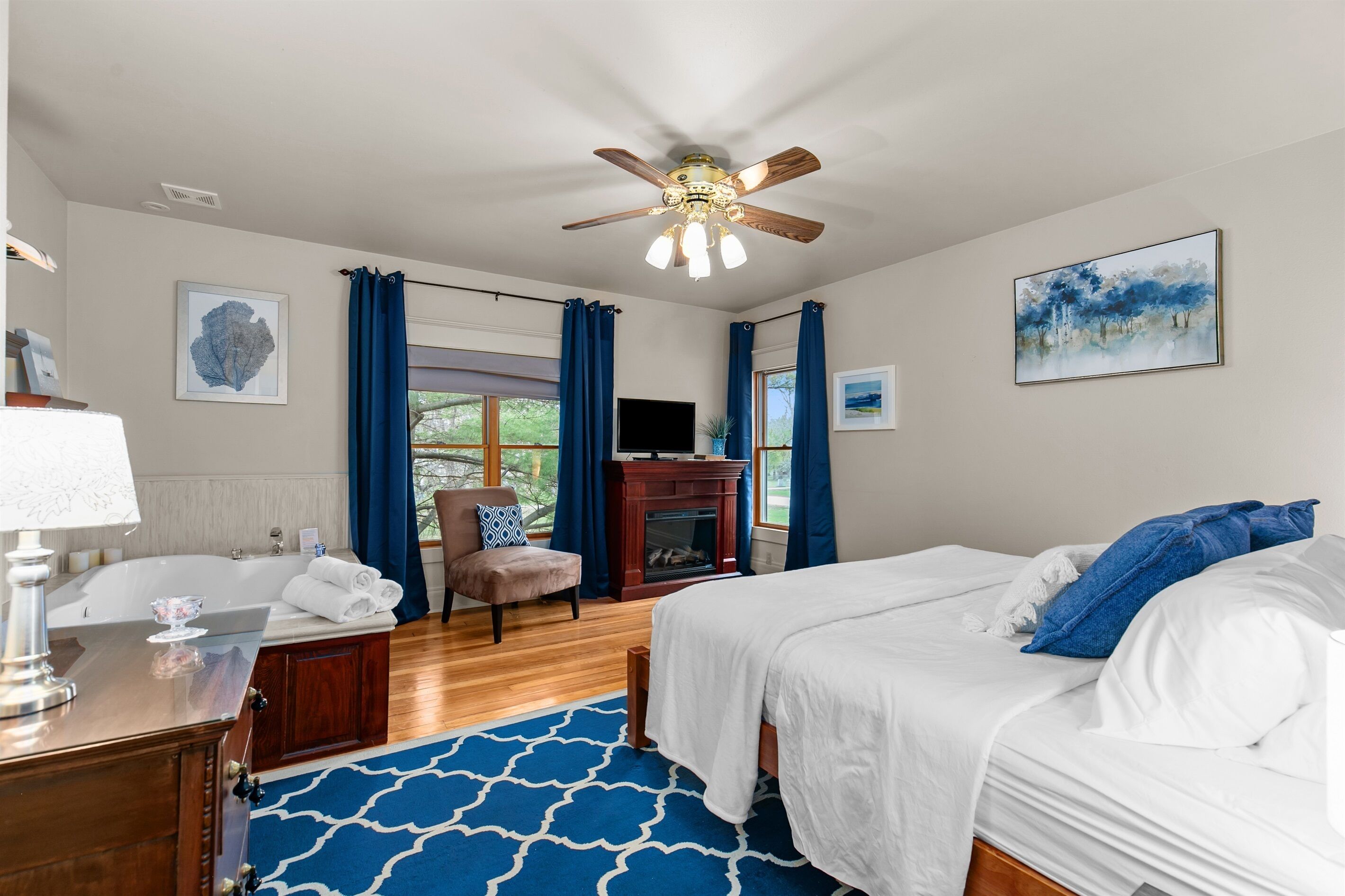 6 Schlafzimmer, Schreibtisch, Bügeleisen/Bügelbrett, Reisekinderbett