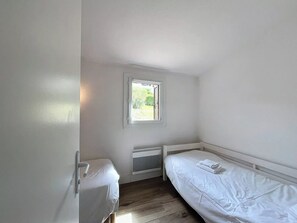 2 chambres, fer et planche à repasser, literie fournie