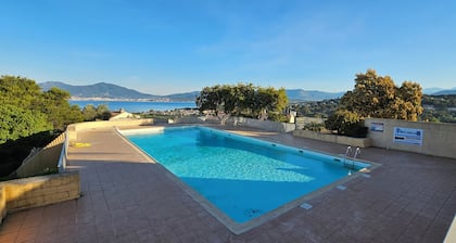 Breathtaking sea view: 3-room mini-villa in Porticcio with swimming pools