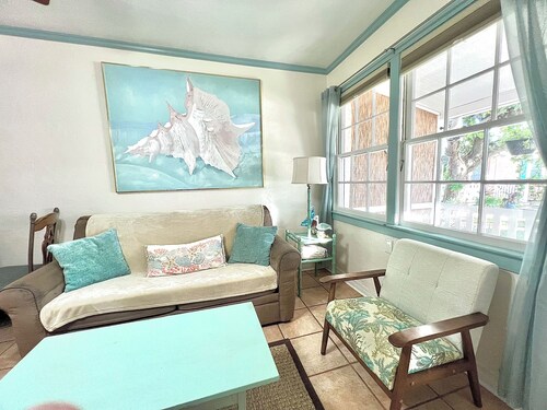 Coastal Cottage 233 - Walk to Beach, King Bed