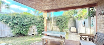 Coastal Cottage 233 - Walk to Beach, King Bed