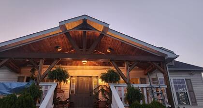 Welcoming 3-bedroom house in Vanderbilt with an amazing view!