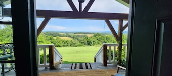 Welcoming 3-bedroom house in Vanderbilt with an amazing view!