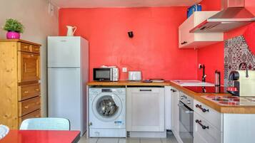 Réfrigérateur, micro-ondes, plaque de cuisson, cafetière/bouilloire