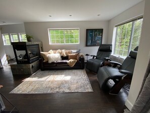 Älytelevisio, takka, kirjoja, tietokoneen näyttö