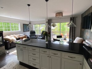 Älytelevisio, takka, kirjoja, tietokoneen näyttö