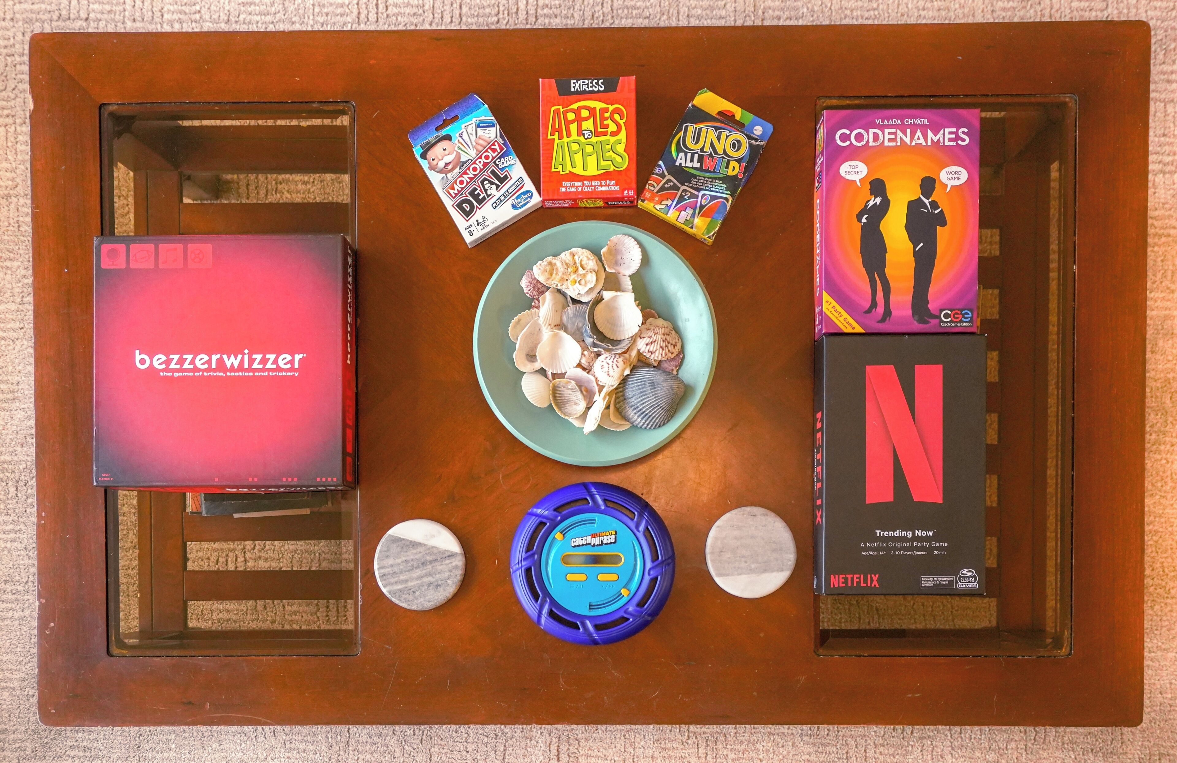 Ett bricka med olika brädspel, en Netflix-box och en ”bezzerrwizzer”-box.