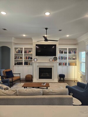 Smart TV, fireplace
