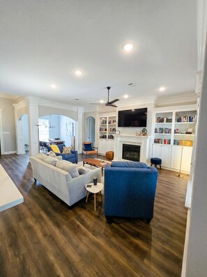 Smart TV, fireplace - Experience the gold standard of Ocean Springs. Private 3BR home with a personal touch you won't find in hotels. Space, style, and local soul. (Ocean Springs)