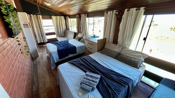 Suíte superior, vista parcial para o mar | Ferros/tábuas de passar roupa, Wi-Fi de cortesia, roupa de cama