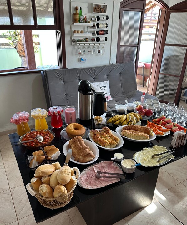 Petit déjeuner complet compris tous les jours