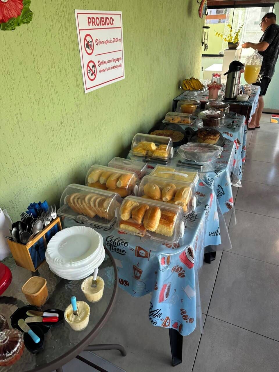 Desayuno completo gratuito y diario