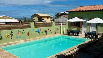 สระว่ายน้ำกลางแจ้ง