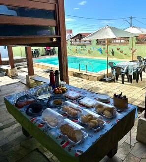 Petit déjeuner complet compris tous les jours