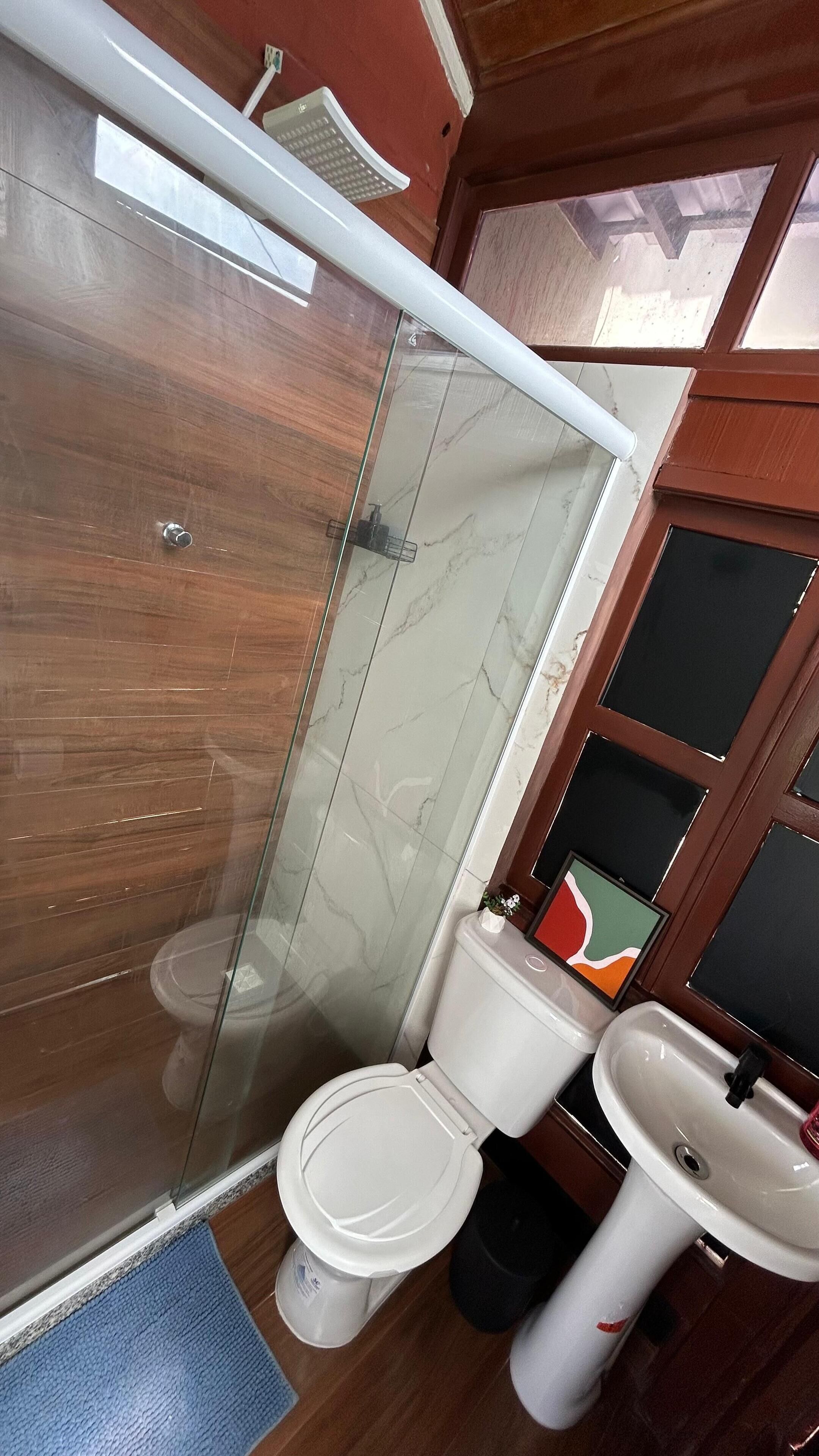 Suíte superior, vista parcial para o mar | Ferros/tábuas de passar roupa, Wi-Fi de cortesia, roupa de cama