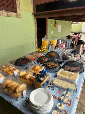 Ett bord med ett urval av olika maträtter och drycker, upplagt som en buffé.