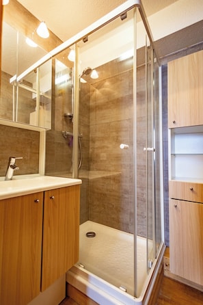 Dusche, Haartrockner, HandtĂŒcher