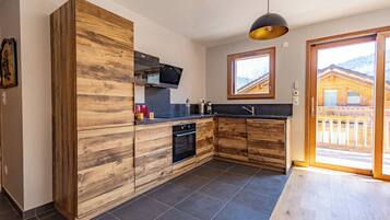 Coffee/tea maker, fridge, microwave, oven