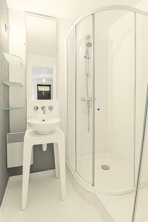 Dusche, Haartrockner, HandtĂŒcher