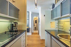 Réfrigérateur, un four, surface de cuisson, lave-vaisselle