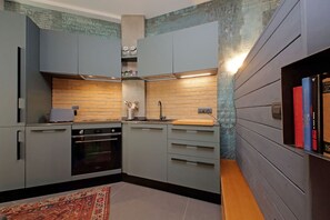 Fridge, oven, stovetop, dishwasher