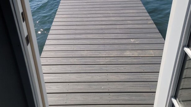 Un muelle de madera que se adentra en el agua.