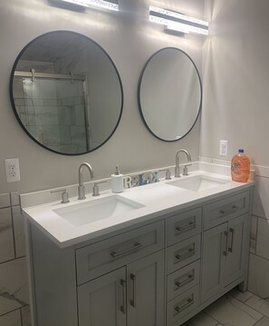 Een douche, een haardroger, handdoeken, zeep