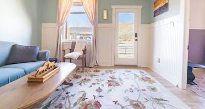 Charming 2-bedroom cottage with WiFi, AC in welcoming Helper