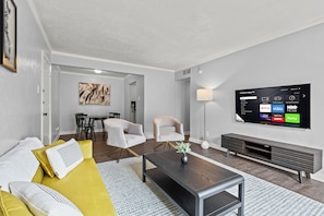 Smart TV - Modern & Cozy | King Bed | Near Airport + Downtown (Dallas)