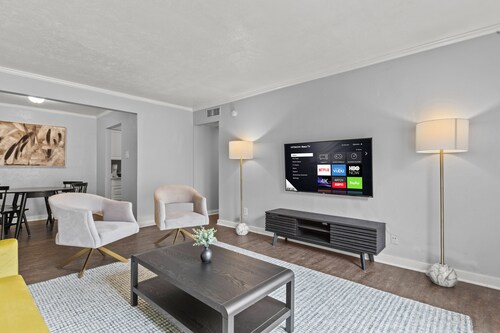 Modern & Cozy | King Bed | Near Airport + Downtown