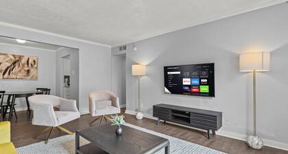 Modern & Cozy | King Bed | Near Airport + Downtown