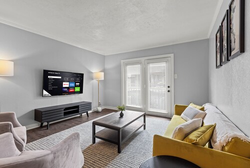 Modern & Cozy | King Bed | Near Airport + Downtown